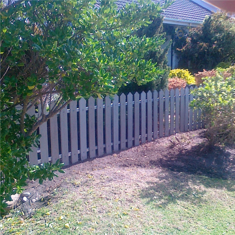 Primwood-recycled-plastic-fence-1.png